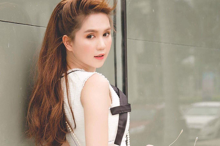 Ngoài Đào Bá Lộc và Nam Em, một sao Việt công khai là người thứ ba là Ngọc Trinh. Ngọc Trinh thừa nhận cô yêu đại gia lớn tuổi dù biết anh đã có gia đình. Ảnh: FBNV