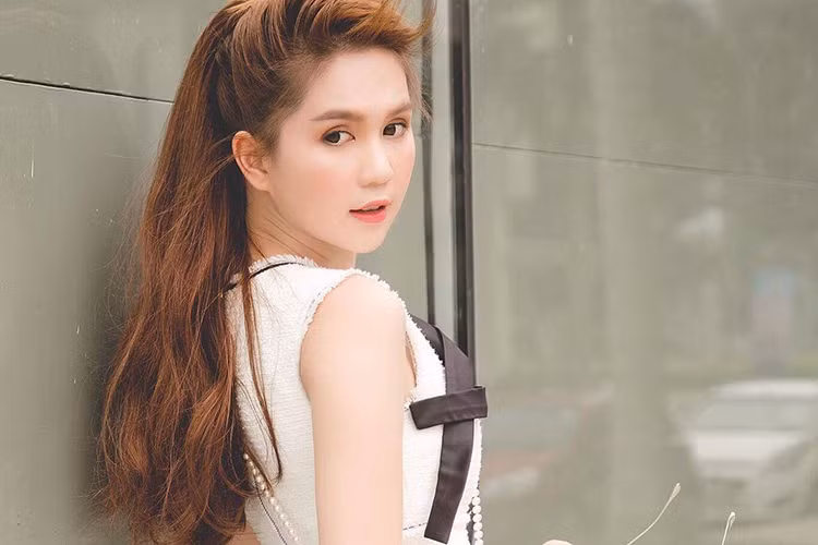 Ngoài Đào Bá Lộc và Nam Em, một sao Việt công khai là người thứ ba là Ngọc Trinh. Ngọc Trinh thừa nhận cô yêu đại gia lớn tuổi dù biết anh đã có gia đình. Ảnh: FBNV