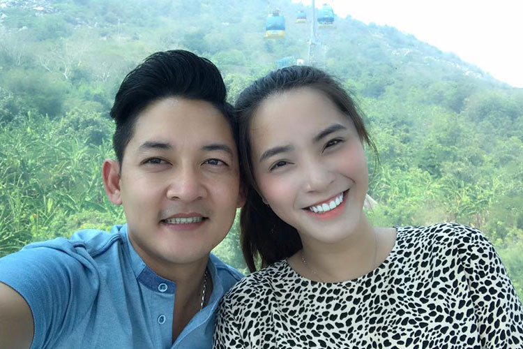 Vợ chồng sao Việt Thành Đạt - Hải Băng đi chùa.