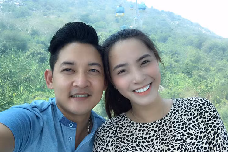 Vợ chồng sao Việt Thành Đạt - Hải Băng đi chùa.