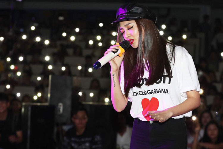 Khi mở lại trang cá nhân, nữ ca sĩ nhắn nhủ đến tình cũ: "Sau tất cả. Em vẫn ổn. Anh cũng vậy nhé".