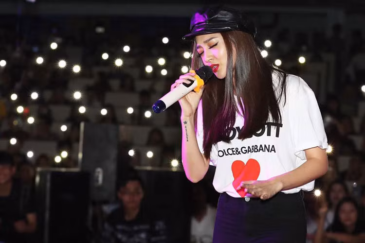 Khi mở lại trang cá nhân, nữ ca sĩ nhắn nhủ đến tình cũ: "Sau tất cả. Em vẫn ổn. Anh cũng vậy nhé".