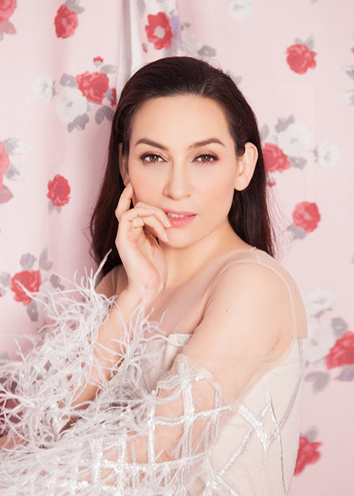 Trong bộ ảnh, Phi Nhung khoe vẻ quyến rũ, khác hoàn toàn những hình ảnh thường thấy.