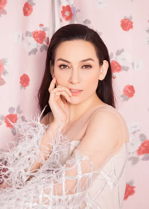 Trong bộ ảnh, Phi Nhung khoe vẻ quyến rũ, khác hoàn toàn những hình ảnh thường thấy.