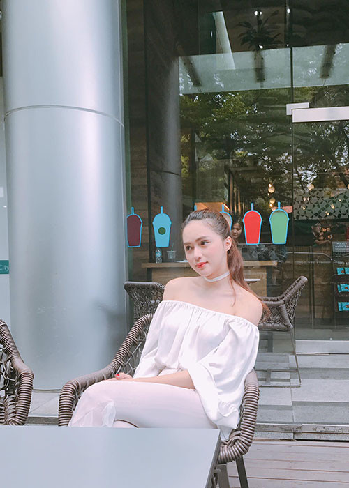 Đi dạo phố, Hương Giang diện áo trễ khoe bờ vai trần gợi cảm cùng làn da trắng mịn màng.