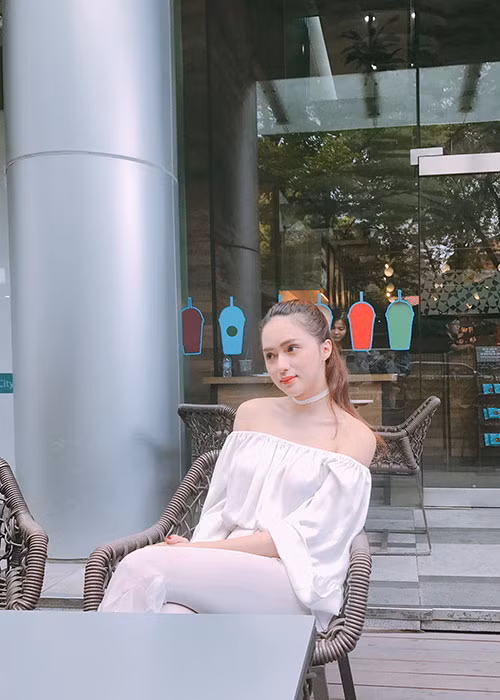 Đi dạo phố, Hương Giang diện áo trễ khoe bờ vai trần gợi cảm cùng làn da trắng mịn màng.