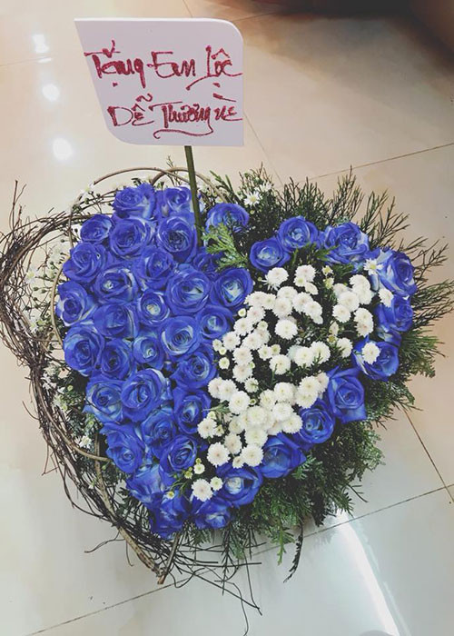 Lê Lộc được một người giấu mặt tặng bó hoa kèm lời nhắn: “Em Lộc dễ thương nè”.