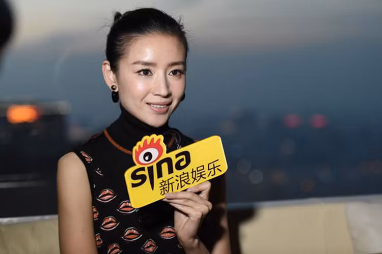 “Chúc Anh Đài” Đổng Khiết trở nên kín tiếng sau scandal. Khi được hỏi về ồn ào, nữ diễn viên tuyệt nhiên giữ im lặng. Ảnh: Sina