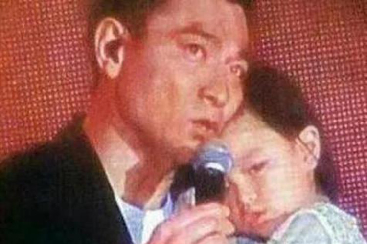 Thiên vương Hong Kong khoe con gái cưng tại buổi họp fans. Ảnh: Sohu