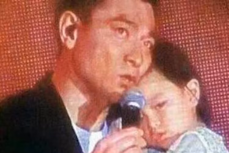 Thiên vương Hong Kong khoe con gái cưng tại buổi họp fans. Ảnh: Sohu