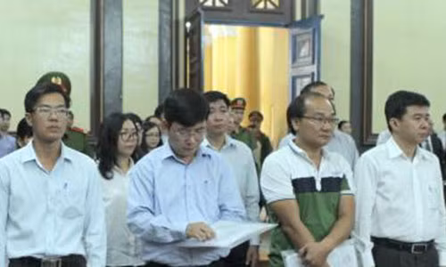 Các bị cáo nguyên là lãnh đạo Navibank hầu tòa sáng 28/2. Ảnh: Thành Chung/TTXVN