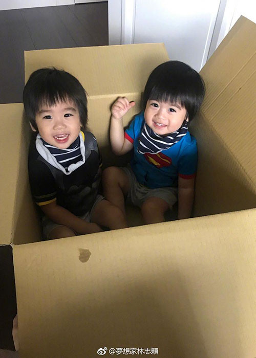 Còn Jenson lại được khen giống mẹ. Ảnh: Weibo