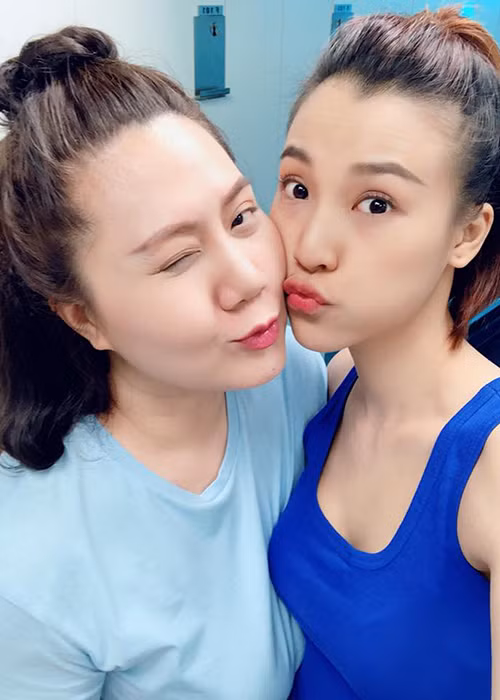 Hoàng Oanh - Minh Thảo nhí nhảnh trên trường quay.