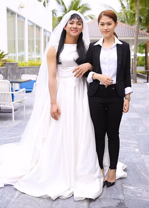 “Cô dâu” Khôi xinh đẹp, điệu đà.