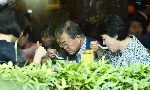 Đại diện cửa hàng cho biết, sau khi dùng xong bữa, Tổng thống Hàn Quốc đã cảm ơn chúng tôi vì bát phở rất ngon - Ảnh: NGUYỄN KHÁNH Đại diện cửa hàng cho biết, sau khi dùng xong bữa, Tổng thống Hàn Quốc đã cảm ơn chúng tôi vì bát phở rất ngon - Ảnh: NGUYỄN KHÁNH