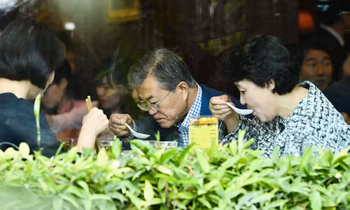 Đại diện cửa hàng cho biết, sau khi dùng xong bữa, Tổng thống Hàn Quốc đã cảm ơn chúng tôi vì bát phở rất ngon - Ảnh: NGUYỄN KHÁNH