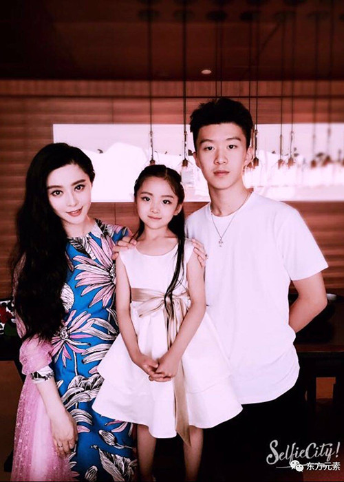 Hình ảnh Phạm Băng Băng bên em họ Phạm Đóa Đóa và em trai Phạm Thừa Thừa. Hiện, Phạm Thừa Thừa đã bước chân vào showbiz trong vai trò ca sĩ. Ảnh: Sohu