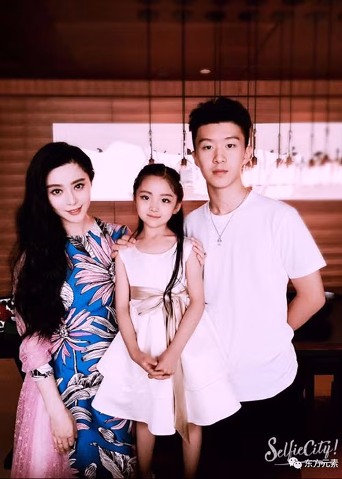 Hình ảnh Phạm Băng Băng bên em họ Phạm Đóa Đóa và em trai Phạm Thừa Thừa. Hiện, Phạm Thừa Thừa đã bước chân vào showbiz trong vai trò ca sĩ. Ảnh: Sohu