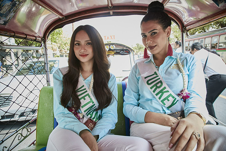 Hương Giang còn cùng các thí sinh khám phá Bangkok, Thái Lan.