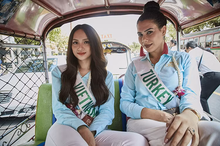 Hương Giang còn cùng các thí sinh khám phá Bangkok, Thái Lan.