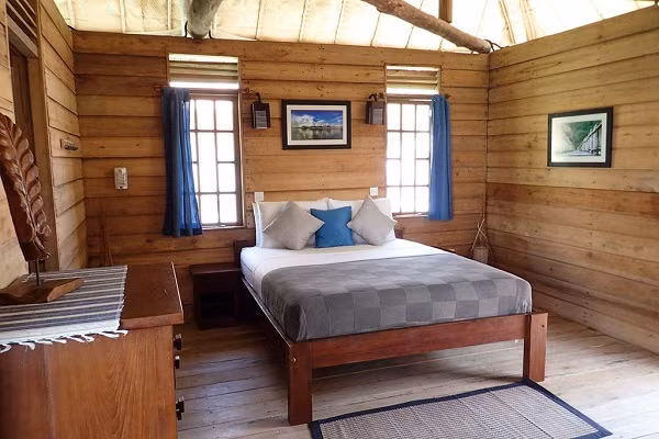 Các khu nghỉ dưỡng của Telunas nỗ lực hết sức để trở nên bền vững và thân thiện với môi trường, do đó, trong toàn bộ khu này đều không sử dụng điều hòa. Mặc dù nơi đây thuộc vùng có độ ẩm nhiệt đới nhưng được giữ mát bởi quạt và các phòng được đặt trên mặt nước. Các tiện nghi tắm được lưu trữ trong thùng gốm thủ công địa phương và nước uống được lưu trữ trong chai thủy tinh có thể tái sử dụng.