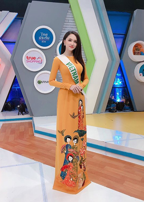 Tham gia ghi hình cho kênh truyền hình của Thái Lan, Hương Giang gây chú ý khi diện áo dài. Ảnh: FBNV