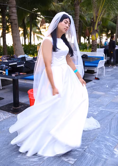 Trong clip hậu trường phim vừa tung ra, Hoài Lâm giả gái, mặc váy cô dâu.