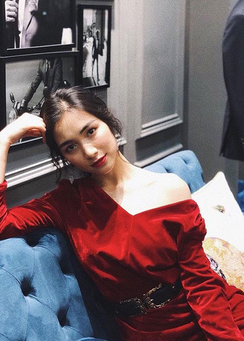 Nữ ca sĩ khoe bờ vai trần gợi cảm, làn da mịn màng.