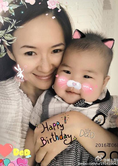 Chương Tử Di thường xuyên khoe ảnh con gái Tỉnh Tỉnh trên trang cá nhân. Ảnh: Weibo