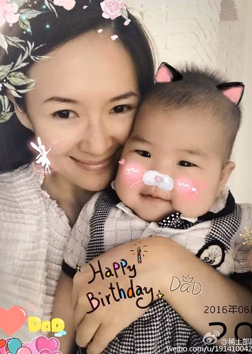 Chương Tử Di thường xuyên khoe ảnh con gái Tỉnh Tỉnh trên trang cá nhân. Ảnh: Weibo