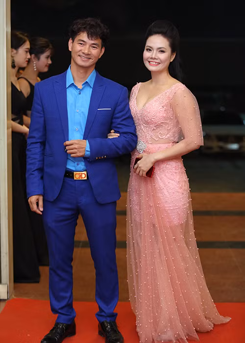 Nghệ sĩ Xuân Bắc tươi tắn trên thảm đỏ Âm nhạc Cống hiến.