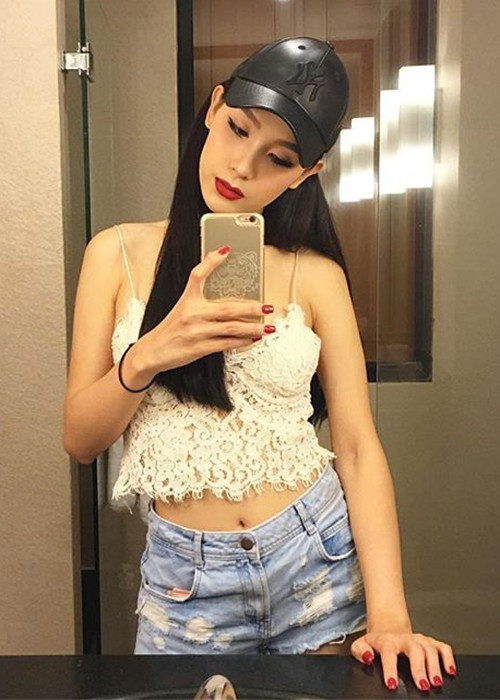 Mo khoe vẻ quyến rũ khi diện áo hai dây, quần short jeans.