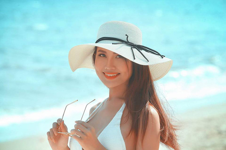 Là người chuyển giới giống Hương Giang, Hy Sa B từng đăng quang cuộc thi Miss Beauty năm 2015.