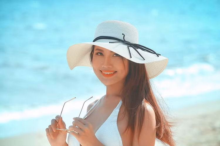 Là người chuyển giới giống Hương Giang, Hy Sa B từng đăng quang cuộc thi Miss Beauty năm 2015.