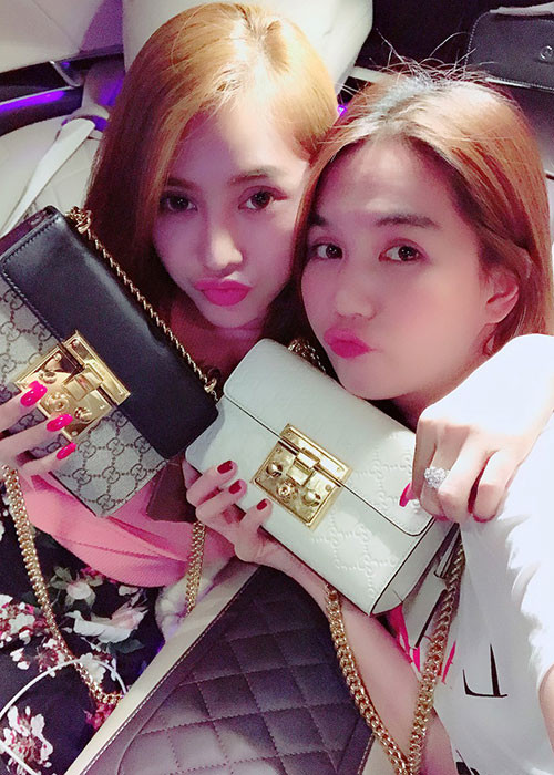 Ngọc Trinh - Linh Chi khoe túi xách hàng hiệu.
