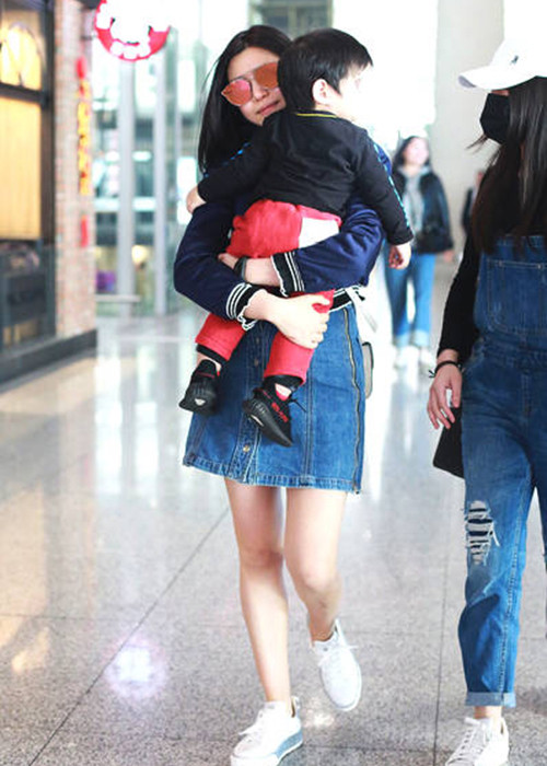 Nữ diễn viên bồng bế con trai đầu lòng. Trần Hiểu - ông xã của Trần Nghiên Hy không đi cùng vợ con.