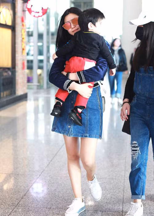 Nữ diễn viên bồng bế con trai đầu lòng. Trần Hiểu - ông xã của Trần Nghiên Hy không đi cùng vợ con.