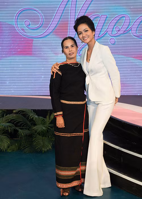 Tối 11/3, Hoa hậu H’Hen Niê làm MC cho chương trình “Thay lời muốn nói”. Đây là lần đầu tiên H’hen Niê dẫn chương trình.