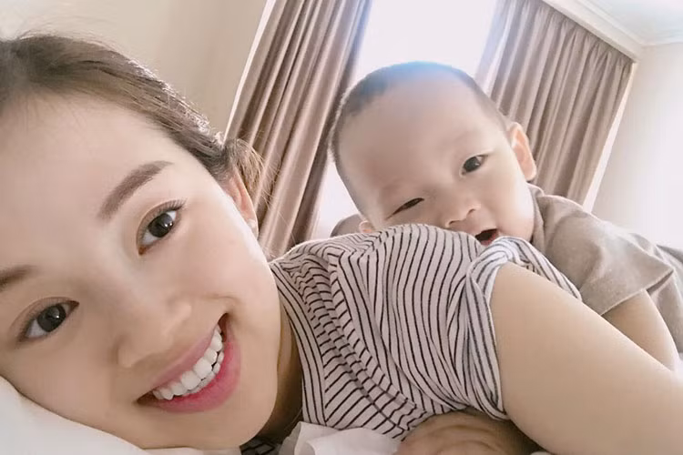 Hình ảnh bé Khoai Tây vô cùng đáng yêu bên mẹ trong chuyến du lịch Thái Lan.