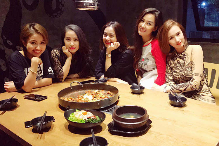 Lã Thanh Huyền hội ngộ sao Việt Vân Hugo, Quỳnh Nga, Mai Phương Thúy và Hoàng Thùy Linh.