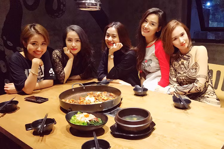 Lã Thanh Huyền hội ngộ sao Việt Vân Hugo, Quỳnh Nga, Mai Phương Thúy và Hoàng Thùy Linh.