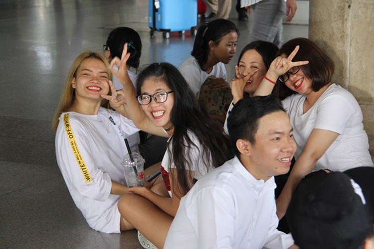 Tất cả các bạn trẻ đều rất nôn nóng được nhìn thấy Hương Giang.