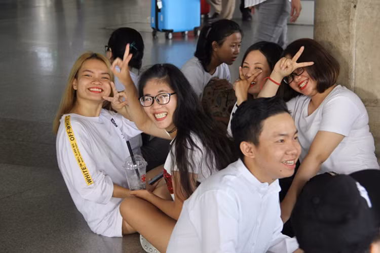 Tất cả các bạn trẻ đều rất nôn nóng được nhìn thấy Hương Giang.