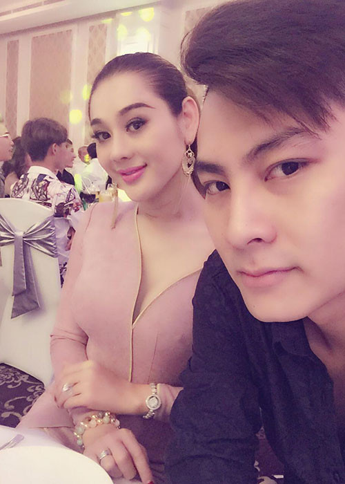 Vợ chồng sao Việt Lâm Khánh Chi đi hát đám cưới.