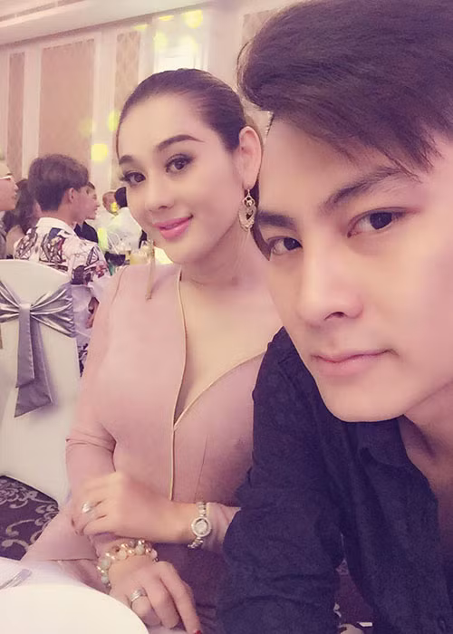 Vợ chồng sao Việt Lâm Khánh Chi đi hát đám cưới.