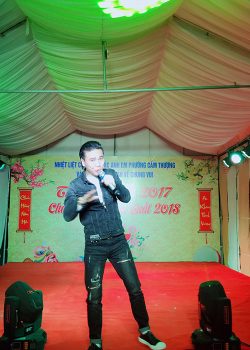 Ngoài chạy show hội chợ, Châu Việt Cường còn tích cực đi hát tại lễ khánh thành, đám cưới.