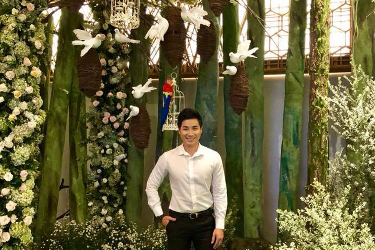 Nguyên Khang chia sẻ: “Chàng trai lạc vào khu vườn cổ tích. Tìm nàng công chúa ẩn nấp đâu đây”.