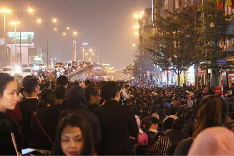 Hàng trăm người dân đứng, ngồi xếp hàng dài trên đường Tây Sơn (trước cửa chùa Phúc Khánh) để giải hạn sao Thái Bạch, cầu mong những điều may mắn.