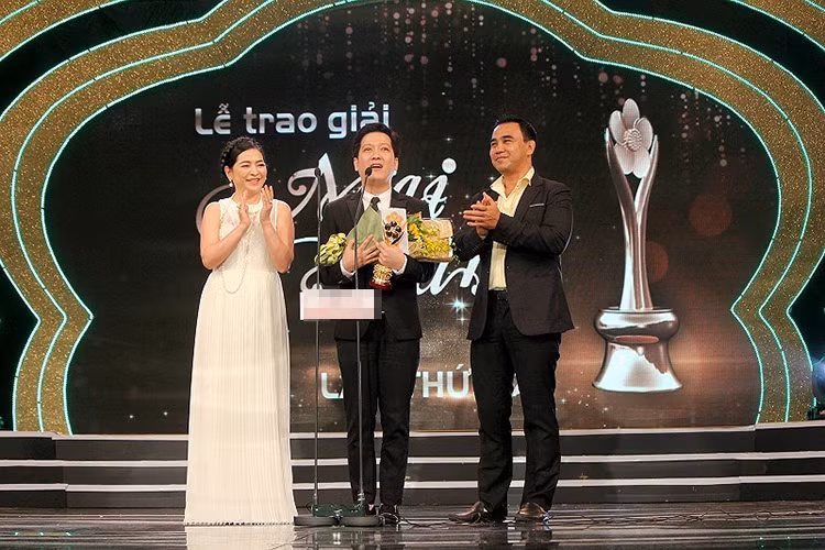 Nam danh hài Trường Giang từng đoạt nhiều giải thưởng tại Mai Vàng các năm 2015, 2016 và 2017, tại HTV Awards 2015, VTV Awards 2016...Ảnh: Pháp luật TPHCM