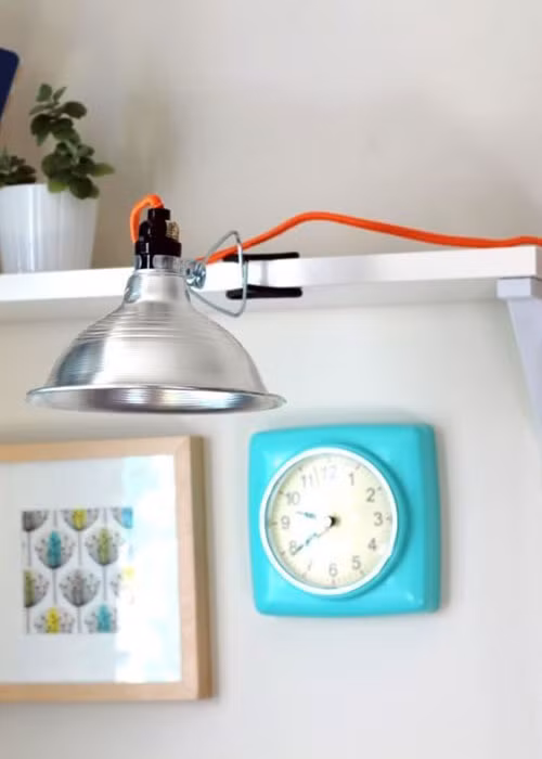 Vấn đề: Chẳng có chỗ để bố trí đèn bàn: Trong những căn phòng nhỏ thì những chiếc đèn có kiểu dáng đơn giản này được coi là sự lựa chọn hàng đầu.